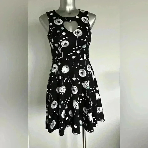 ✅Material Girl Dress peek-a-boo neckline - Picture 5 of 14